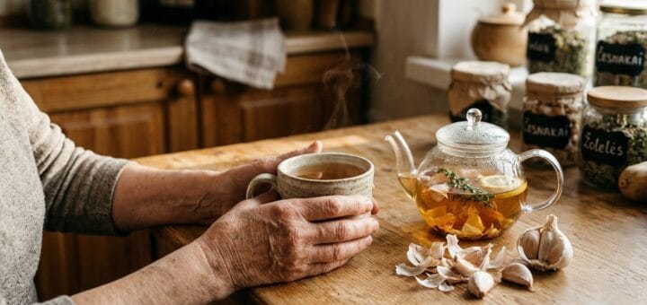 Česnakų lukštų arbata: Netikėta gamtos dovana, kurią dažniausiai išmetame